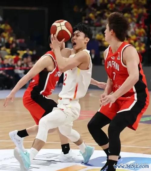 莫兰德15+14徐杰14分 广东六人得分上双完胜深圳 莫兰德15+14徐杰14分 广东六人得分上双完胜深圳